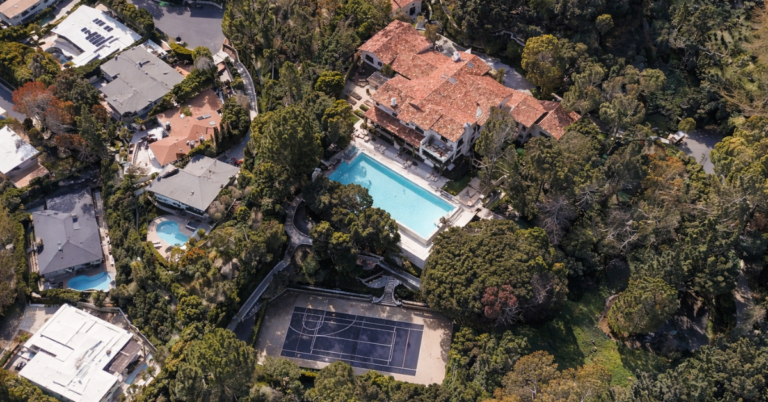 Justin Timberlake and Jessica Biel’s $35 million estate in the hills of Los Angeles offers complete privacy, sweeping views, and Hollywood history, all tucked behind gates at the end of a secluded cul-de-sac.