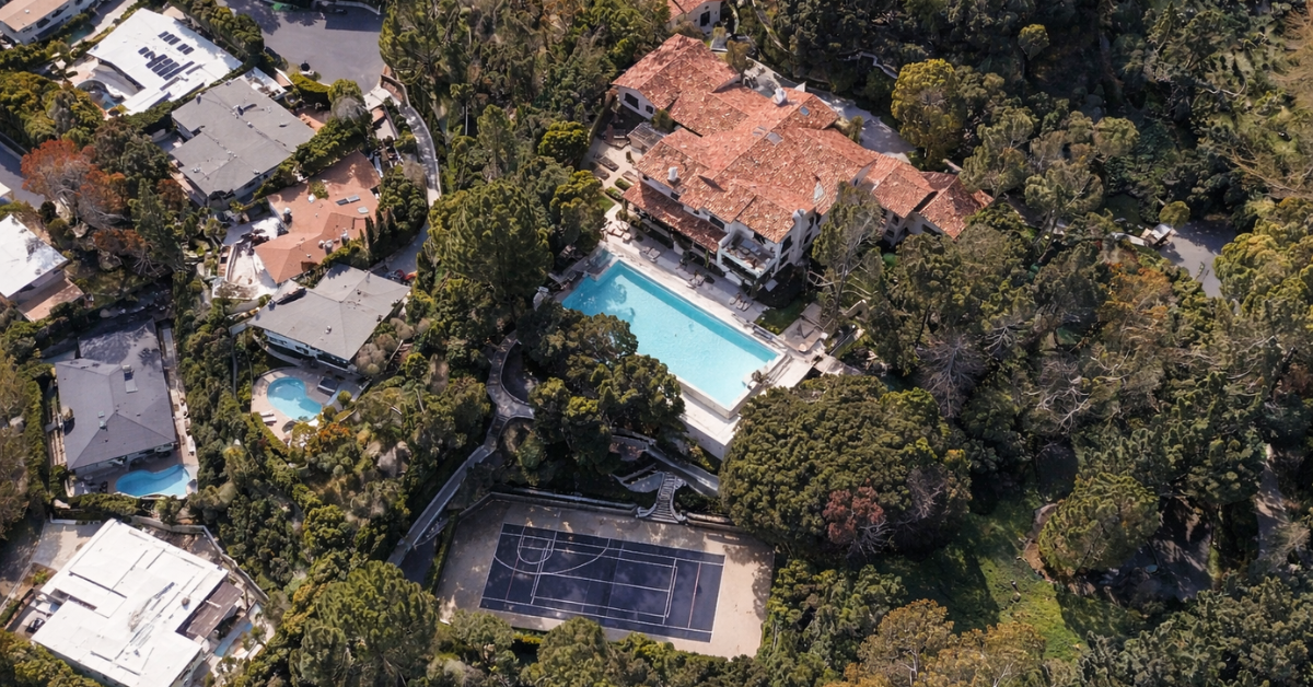 Justin Timberlake and Jessica Biel’s $35 million estate in the hills of Los Angeles offers complete privacy, sweeping views, and Hollywood history, all tucked behind gates at the end of a secluded cul-de-sac.