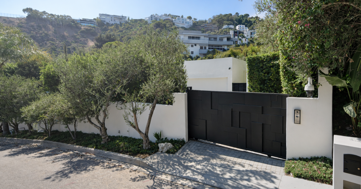 Street view of Bobby Flay's Los Angeles home