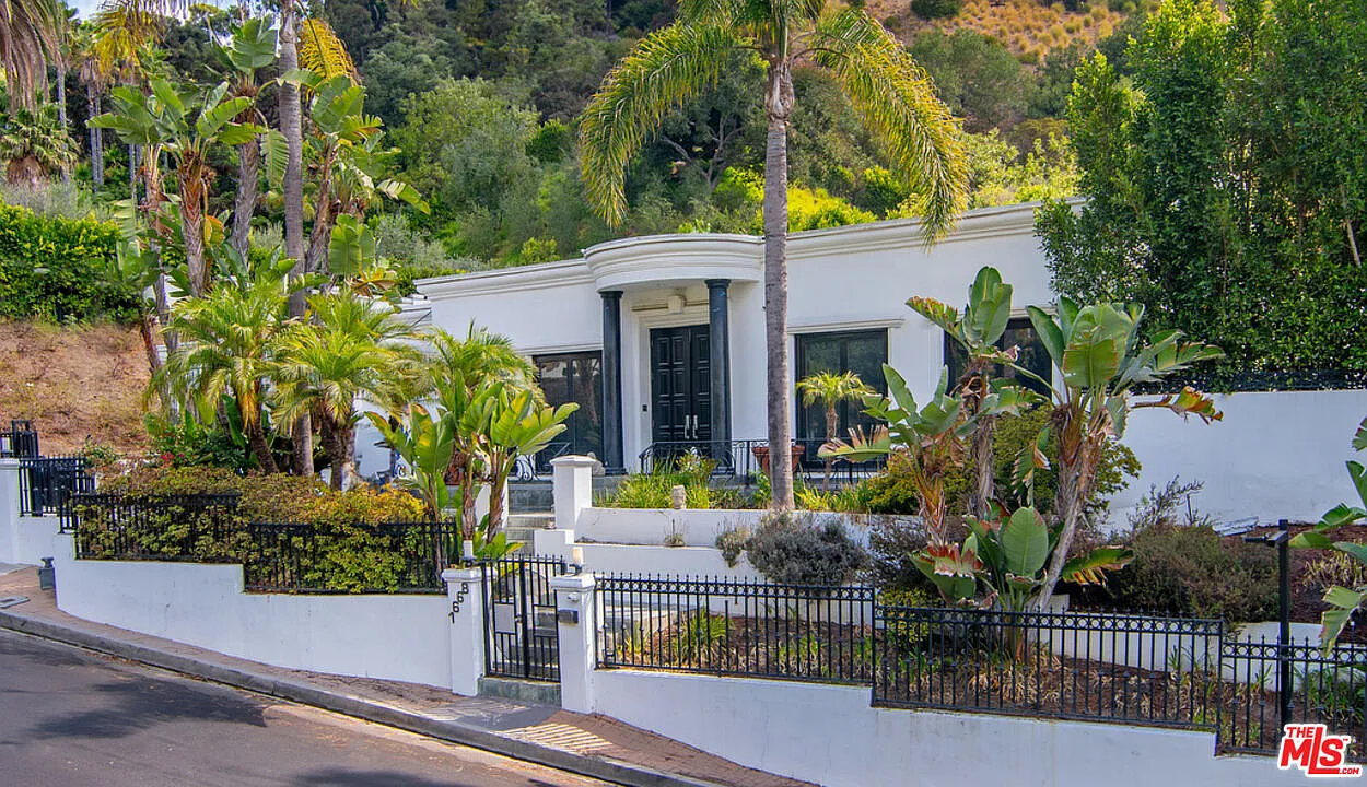 Street view of Stan Lee's house.
