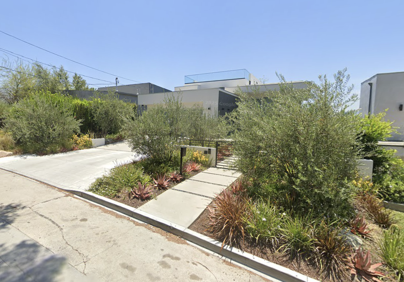 Street view of Christina Ricci's LA house she sold.