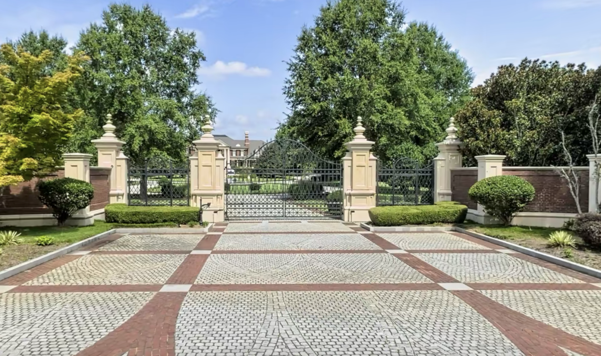 Street view of Dwight Howard's Georgia mansion.