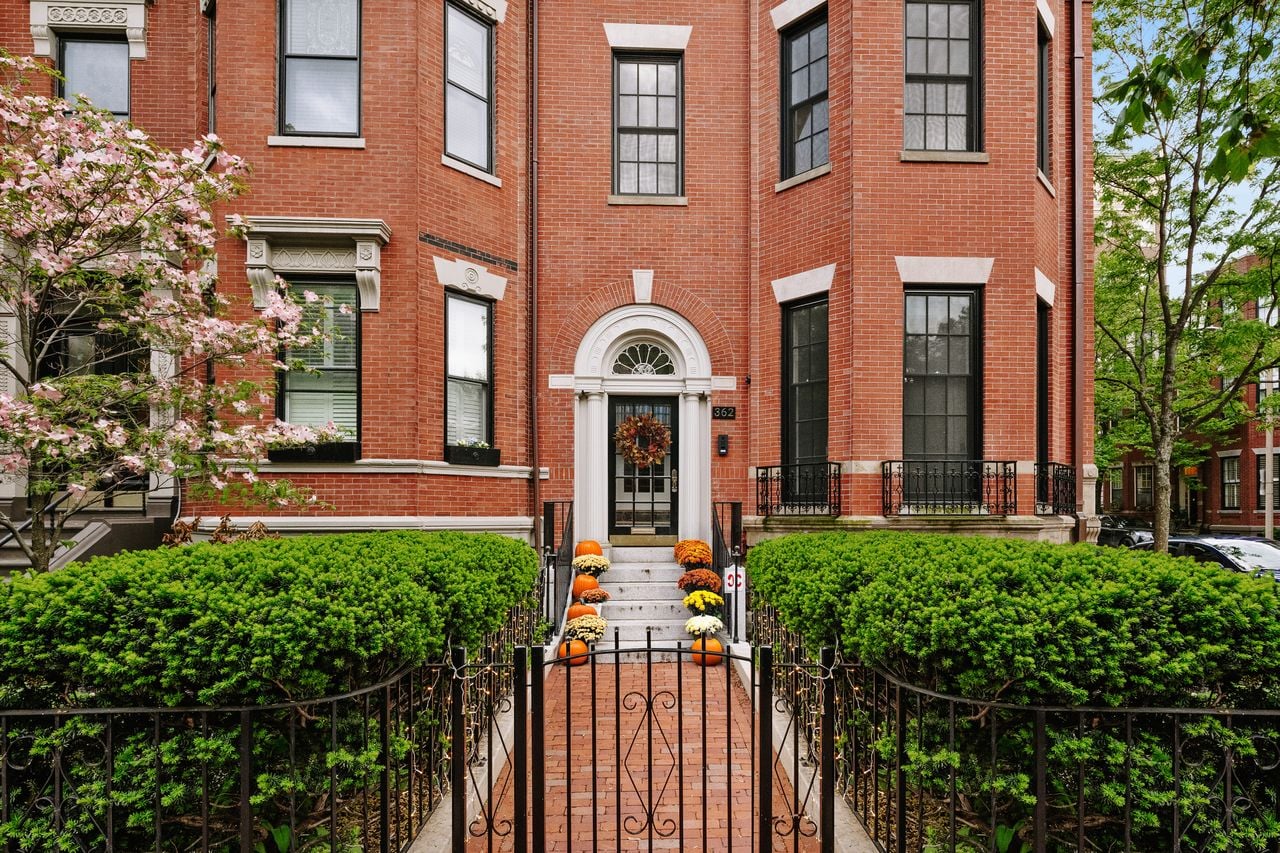 The front courtyard of Steve Pagliuca's Boston townhouse that sold for $11.5 million.