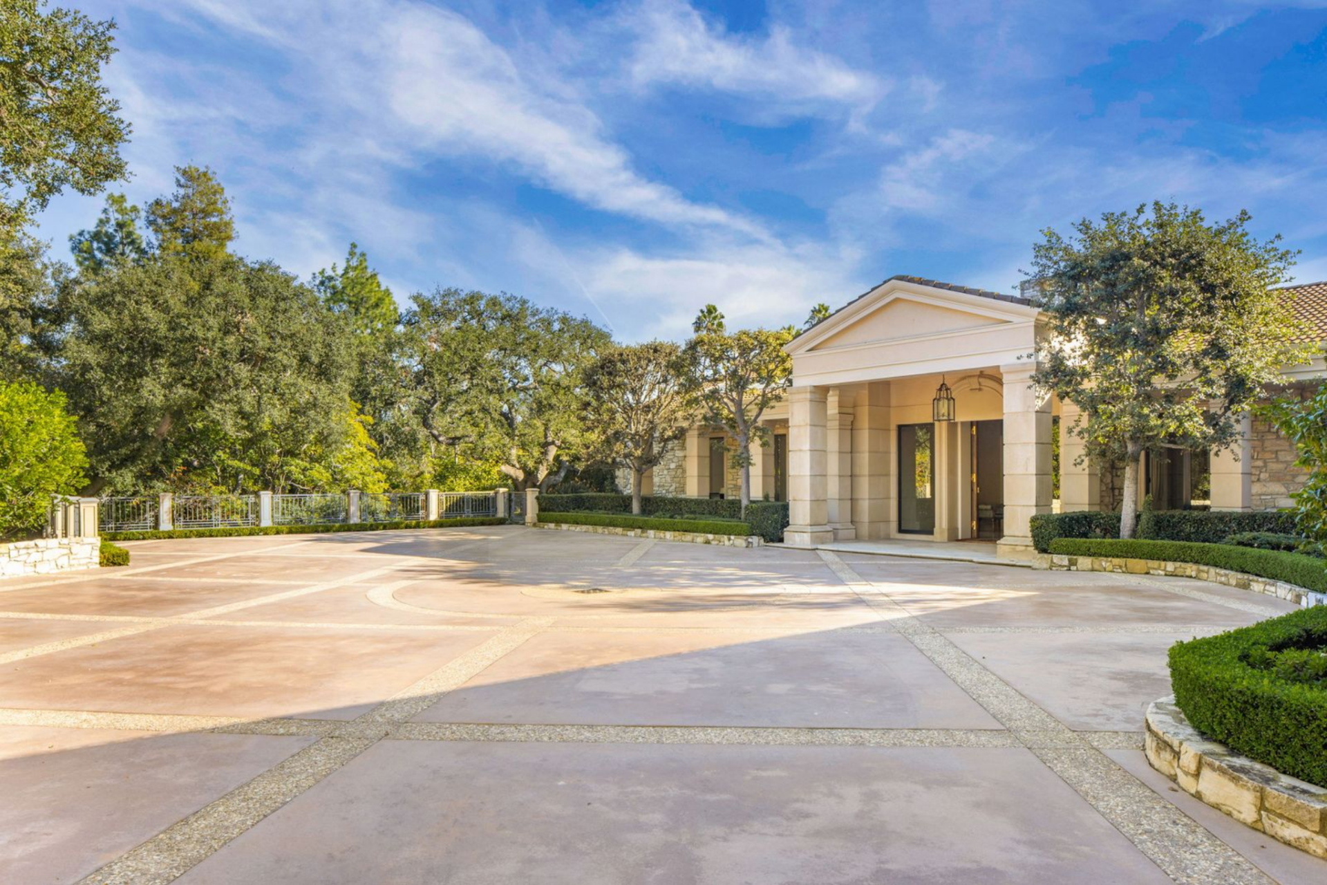 A circular motor court, where a portico frames the entry, supported by columns.