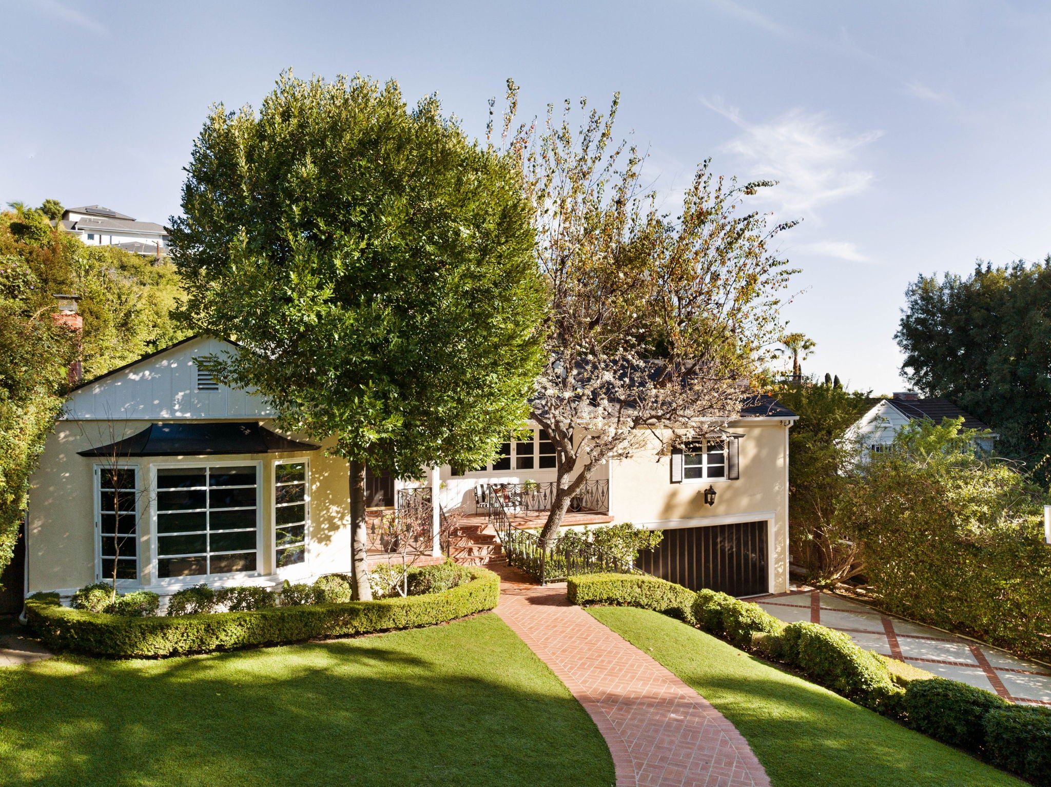 The front of Estelle Getty’s Former Los Angeles Home.