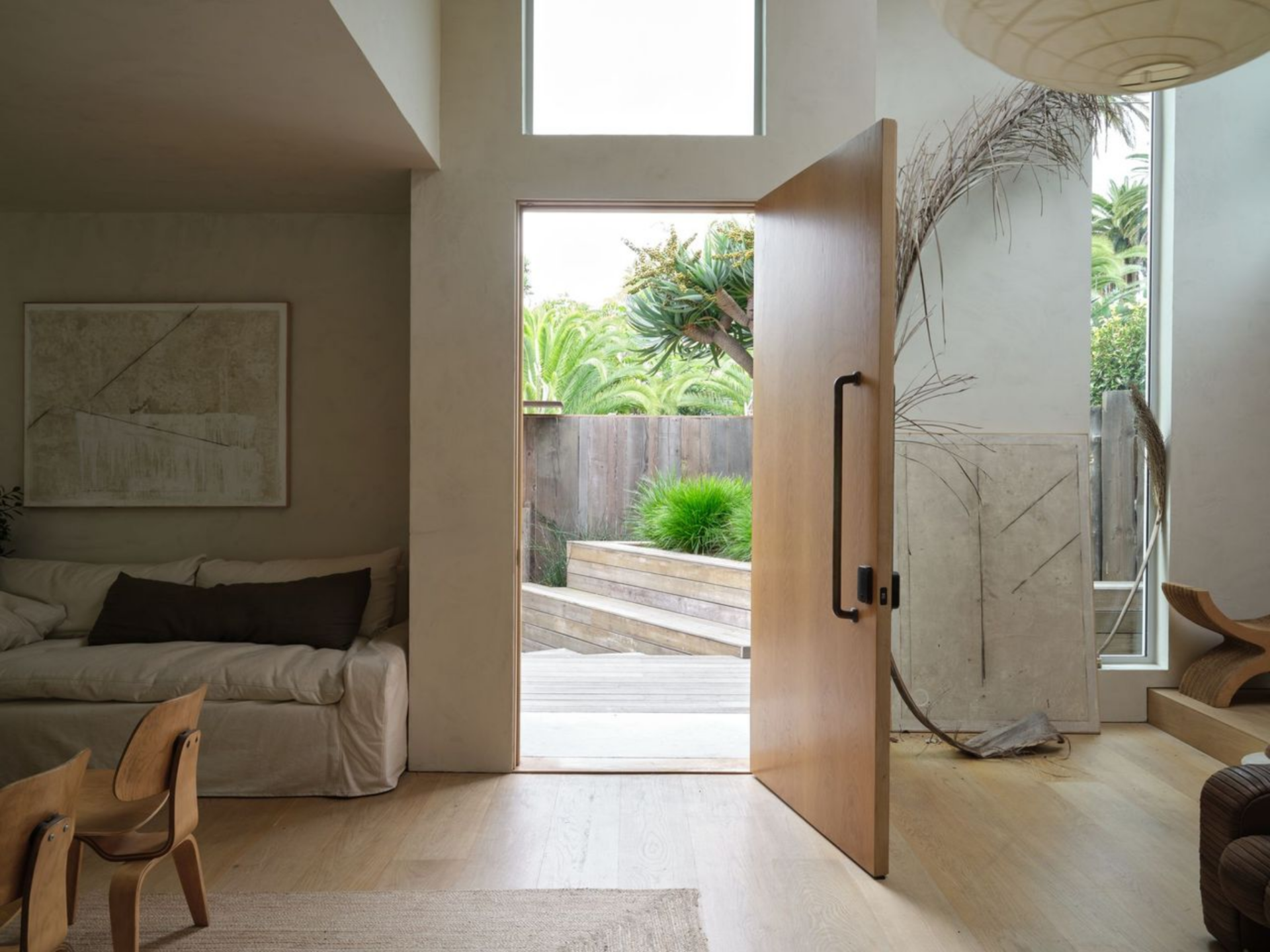 As you step inside Leanne Ford’s Los Angeles home, fourteen-foot ceilings rise overhead, expanded by skylights that pour sunlight deep into the room. 