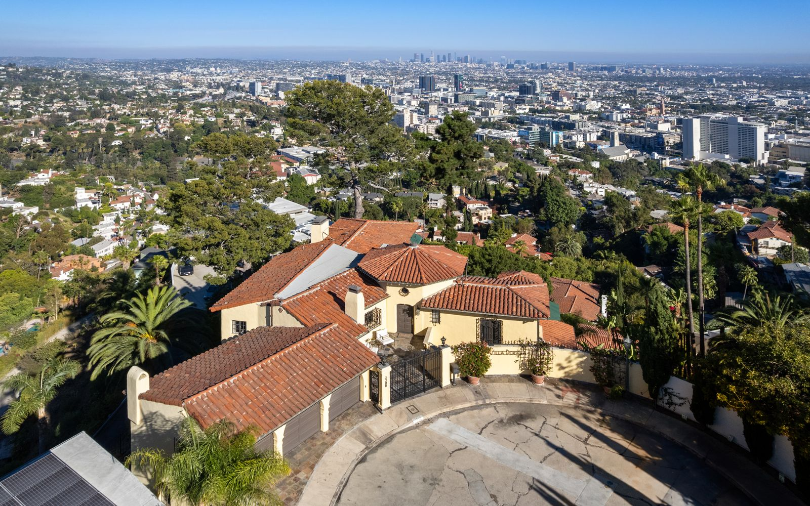 Aerial view of Frank Sinatra's bachelor pad in LA.