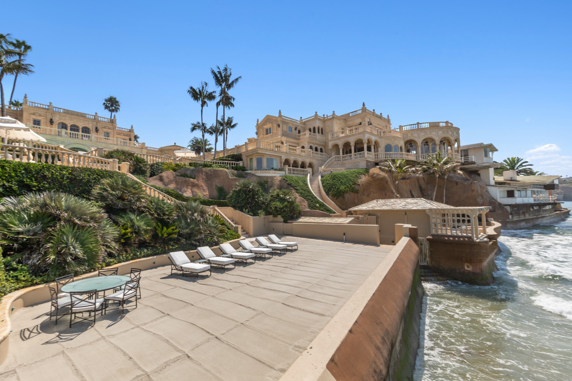 Carved into the bluff and positioned just above the water, the expansive private beach stretches along the coastline. 