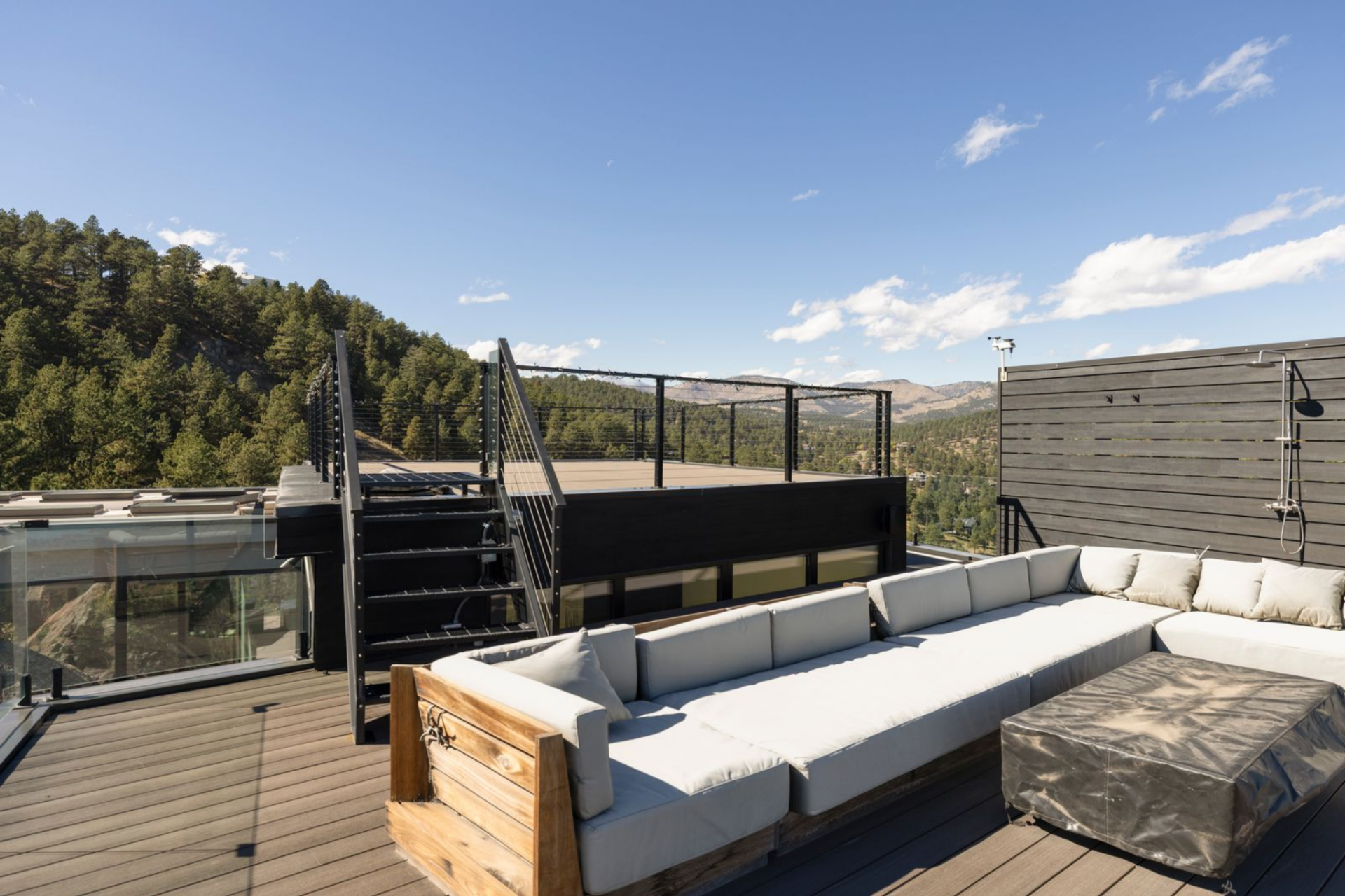 Lounge seating is arranged to take advantage of both sunrise and sunset vantage points, with glass railings preserving sightlines in every direction. 