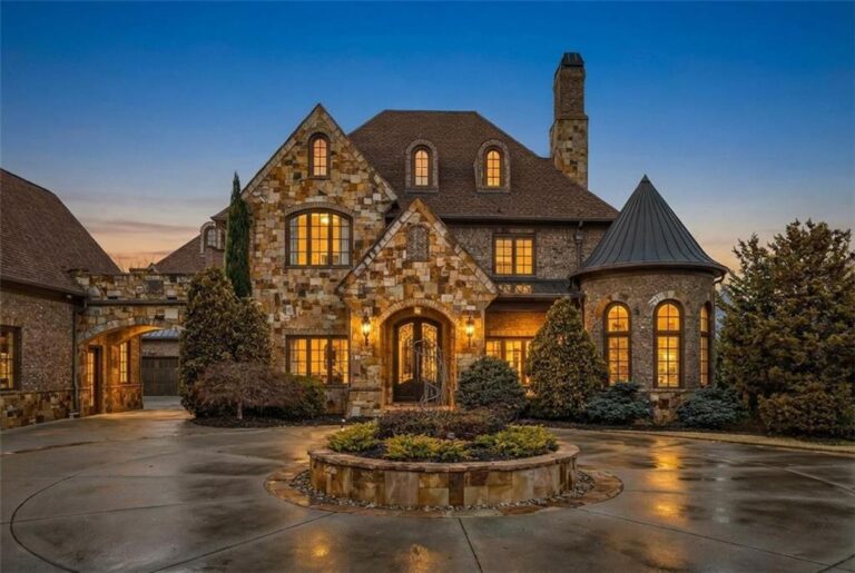 Front exterior of Kim Zolciak's former Georgia home.