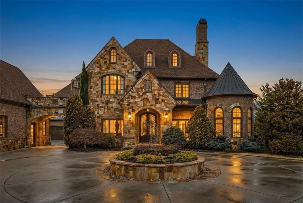 Front exterior of Kim Zolciak's former Georgia home.