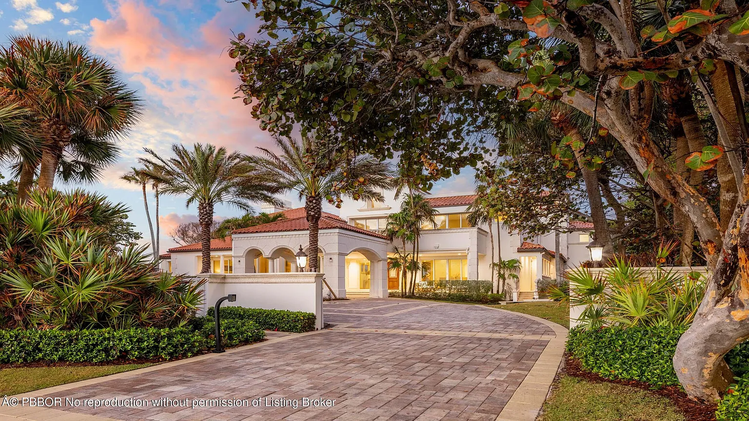 Driving up to Sean Hannity’s Manalapan mansion begins with a gated brick driveway that leads you through manicured hedges and tall palm trees.