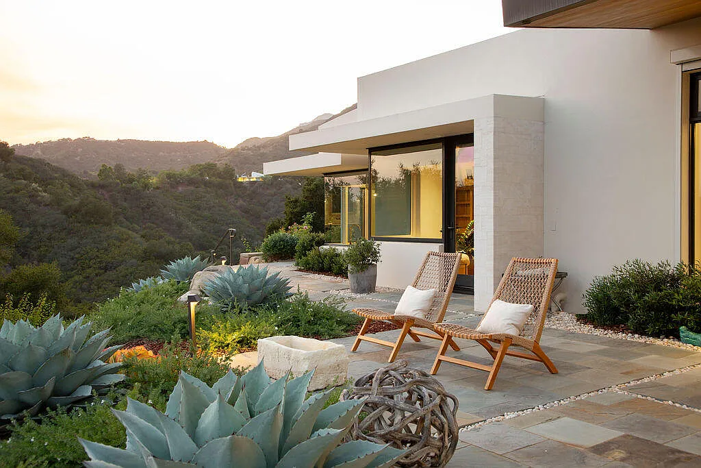 The deck’s continuous layout allows it to follow the shape of the home, linking indoor living spaces to the outdoors while maintaining uninterrupted views.