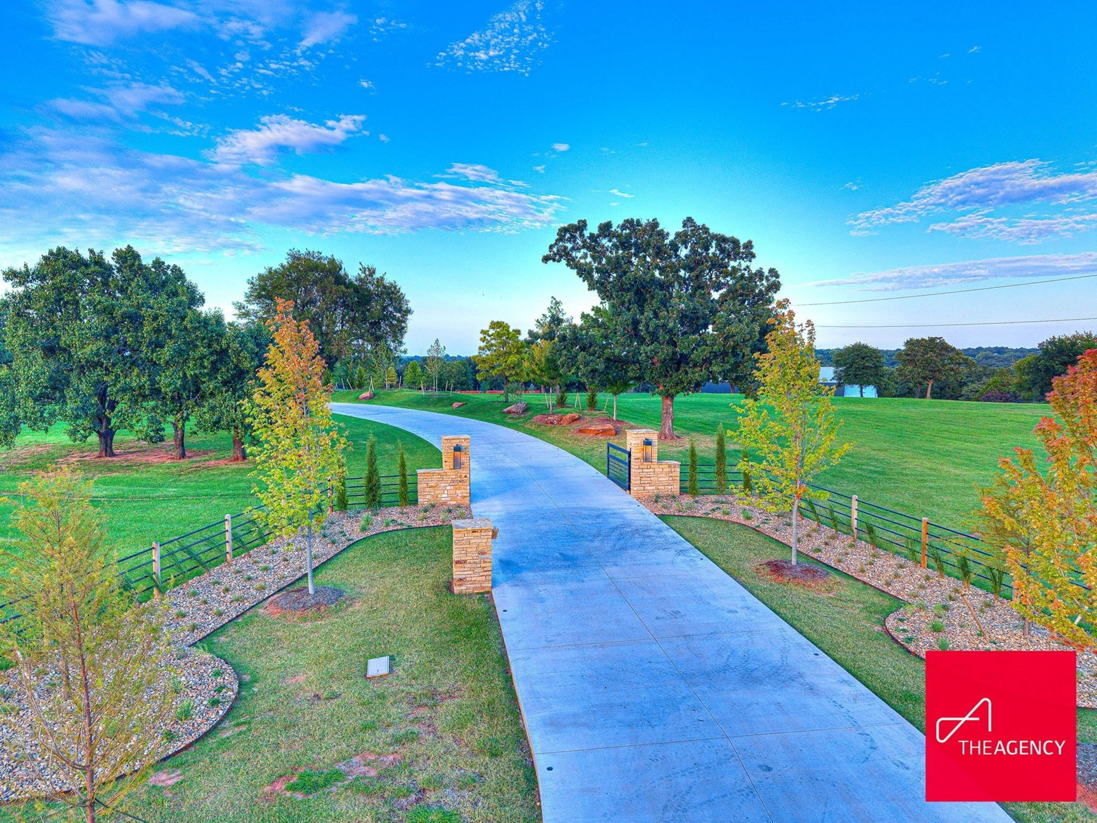Set behind gates about an hour north of Oklahoma City, the estate unfolds slowly along a winding, tree-lined drive framed by ponds.
