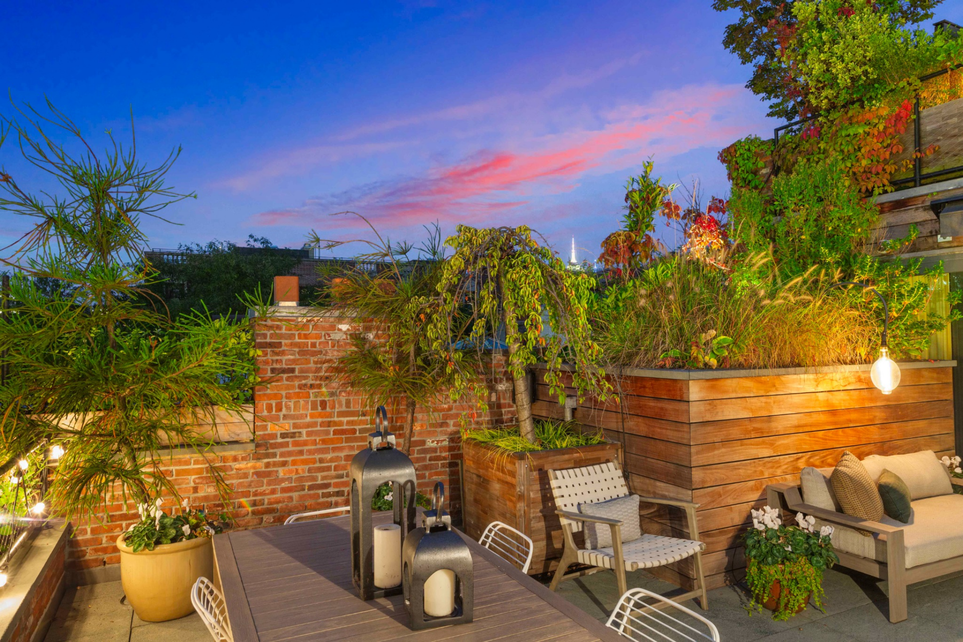 As the sun sets, the space shifts into a more ambient setting, with lighting and elevation combining to create a clear separation from the streets below.