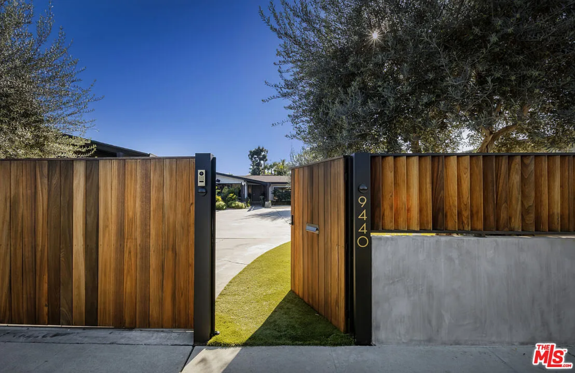 Approaching Colman Domingo’s home begins at a wood gate, opening to a curved driveway that gradually reveals the single-story structure of the house. 