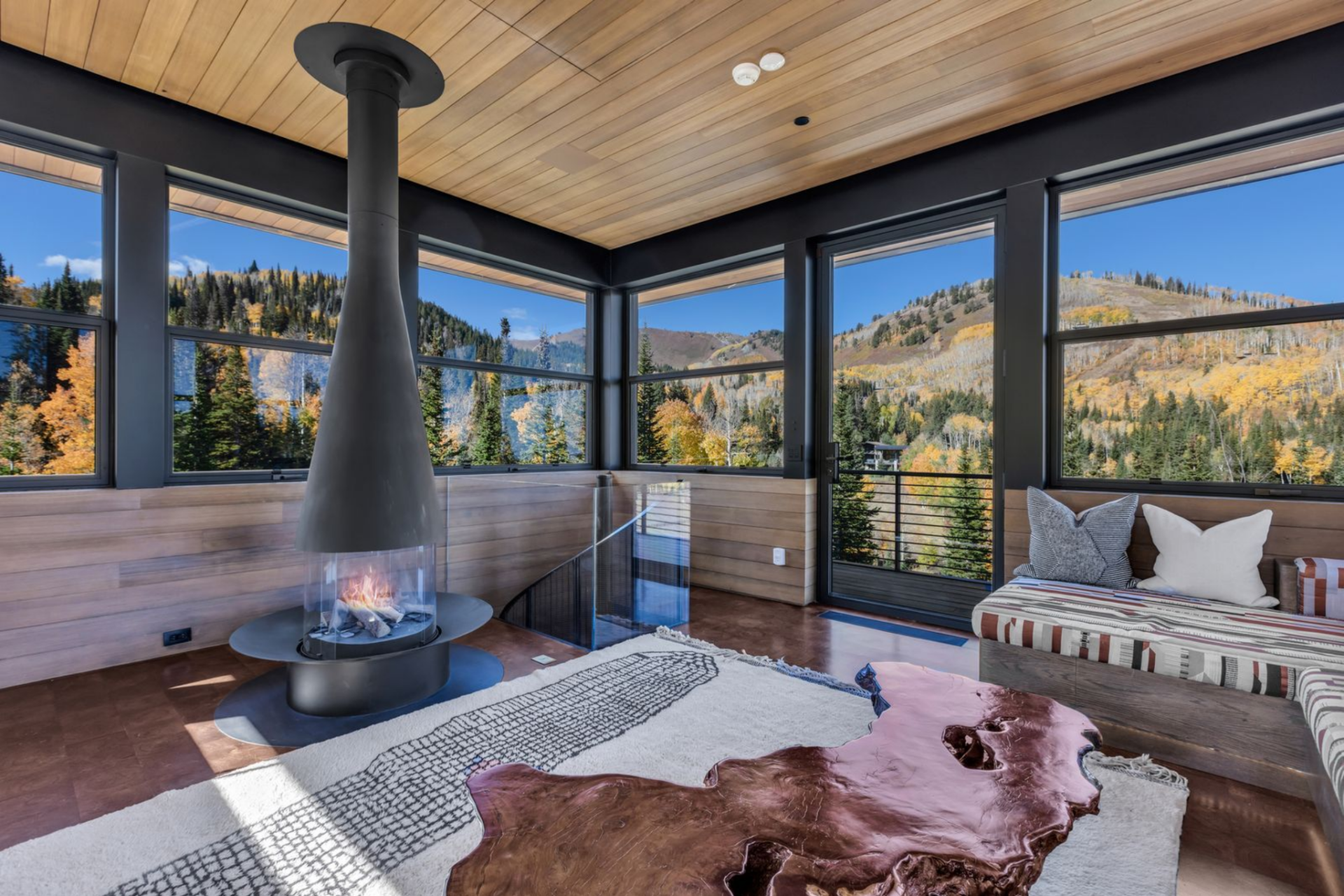 Above the treetops, a panoramic tower delivers unobstructed views of the surrounding mountain landscape through floor-to-ceiling windows.