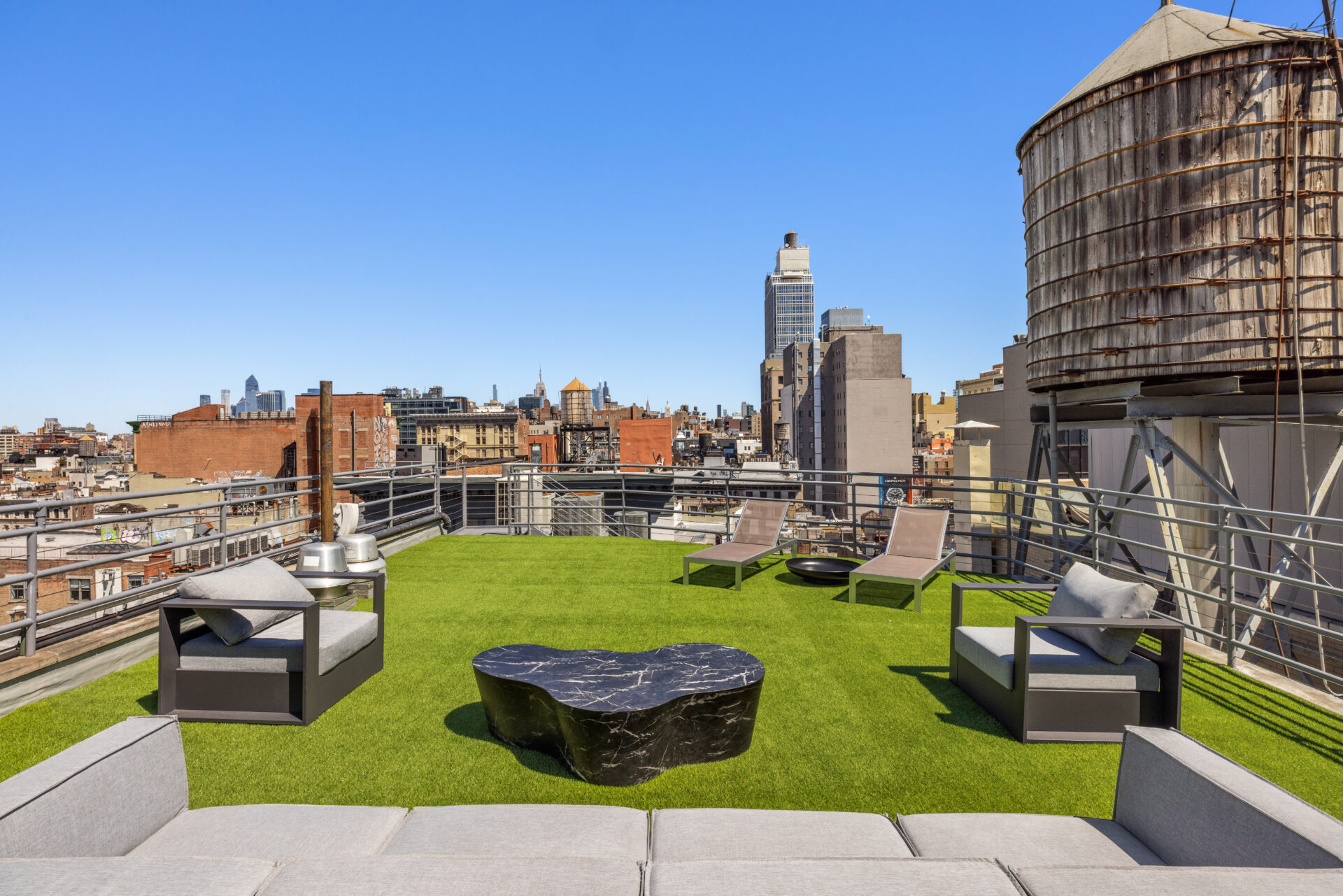 Above it all, the rooftop opens to a water tower terrace that frames wide views across the Tribeca skyline.