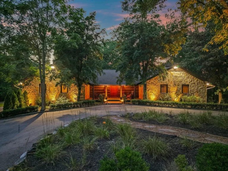 Front entrance to Stephen Dorff's Tennessee estate.