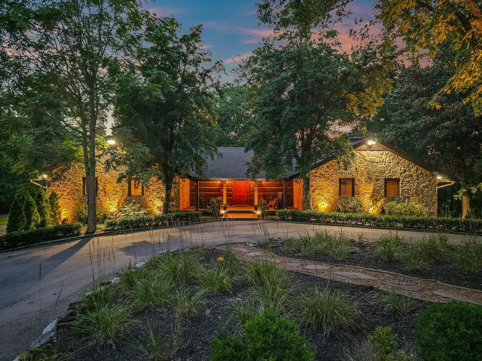 Front entrance to Stephen Dorff's Tennessee estate.