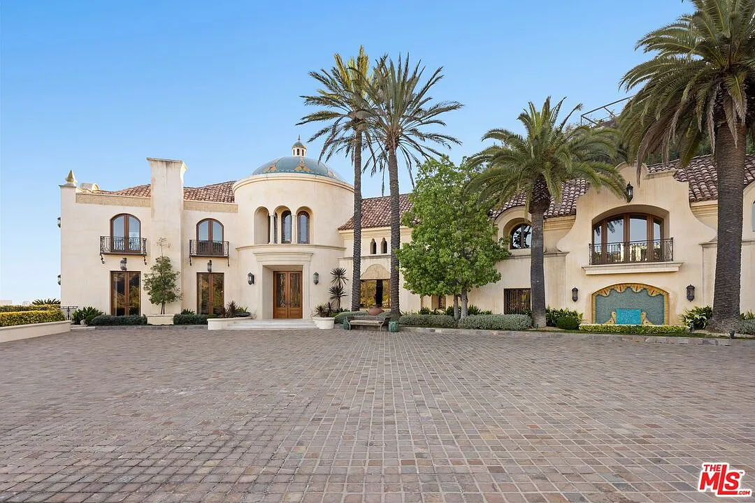 Driving up to Jeff Franklin’s Beverly Hills mansion begins with secure gates that give way to a broad motor court that opens across the front of the house.