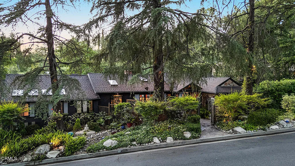 Street view of Diane Farr's California Home