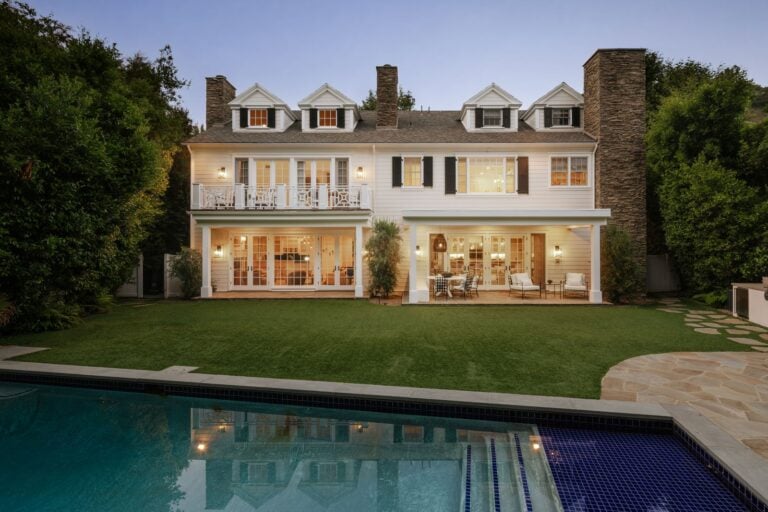 Backyard of Sarah Michelle Gellar and Freddie Prinze Jr.'s family home.