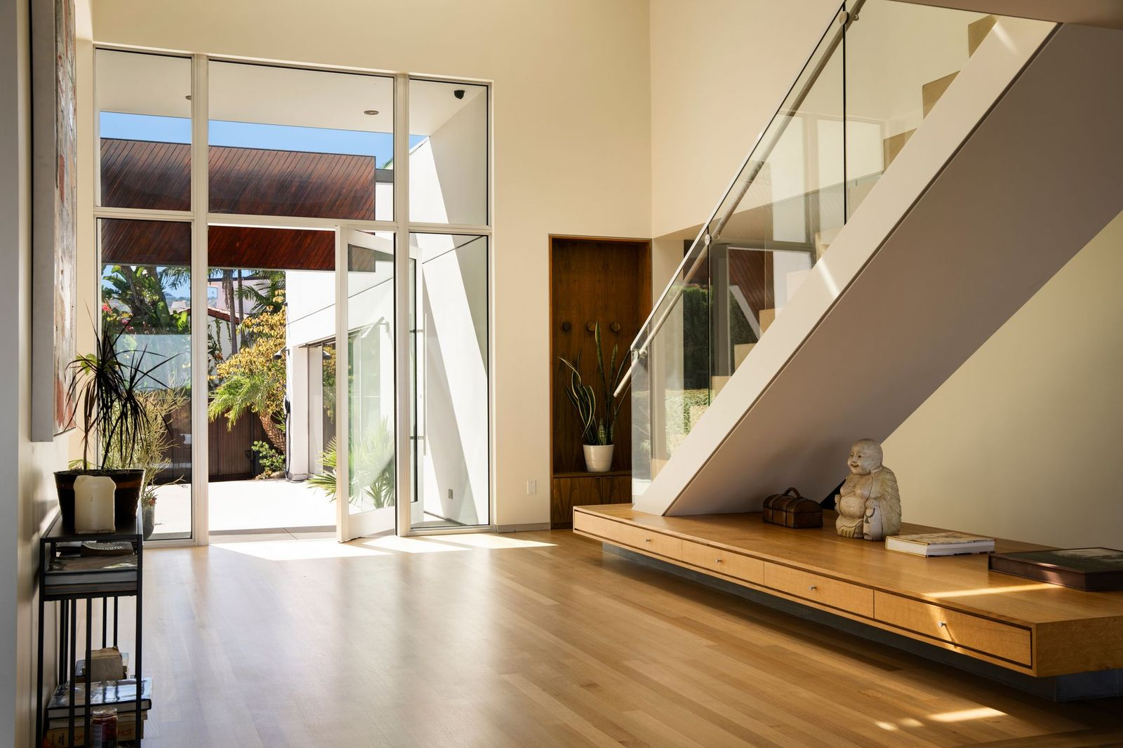 Stepping inside Piven's now former home, natural light pours in through a wall of floor-to-ceiling glass that frames the front door.