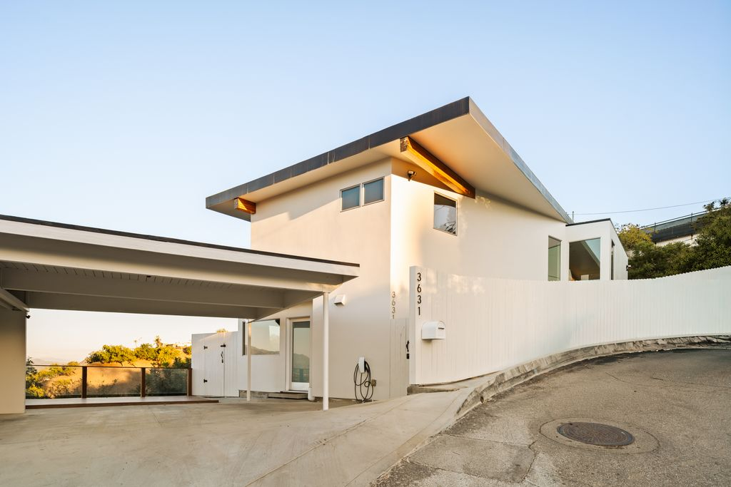 Street view of Charlie Puth's Studio City home.