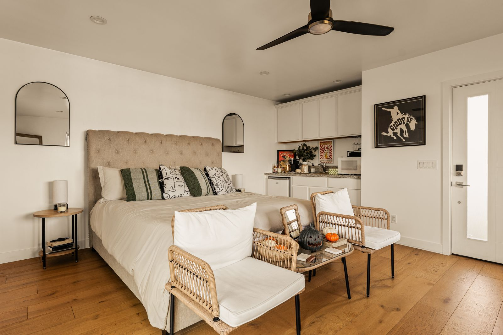 A 450-square-foot bonus structure provides a dedicated studio space that can function as a creative workspace, guest retreat, or private office.