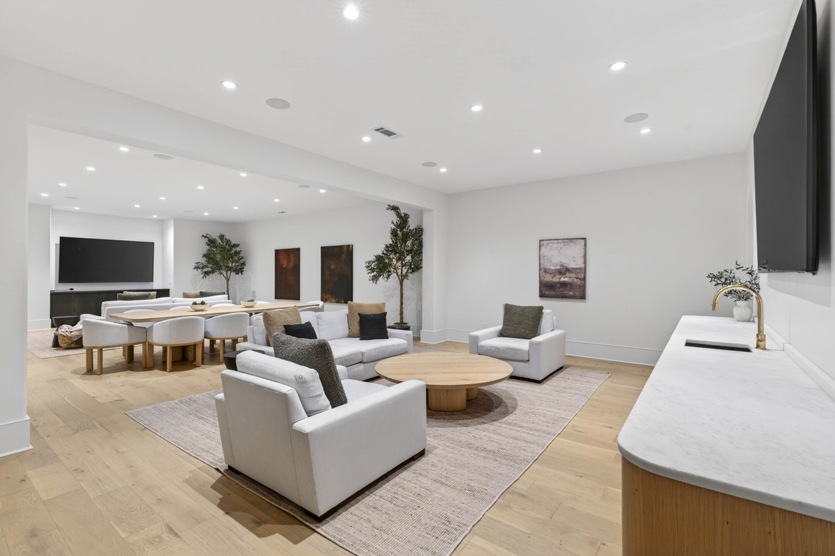 It is made up of three different spaces: a media lounge, a dining area, and a wet bar lounge.