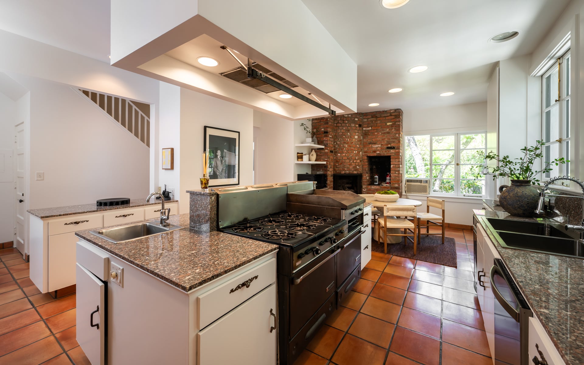 Other side of the kitchen.