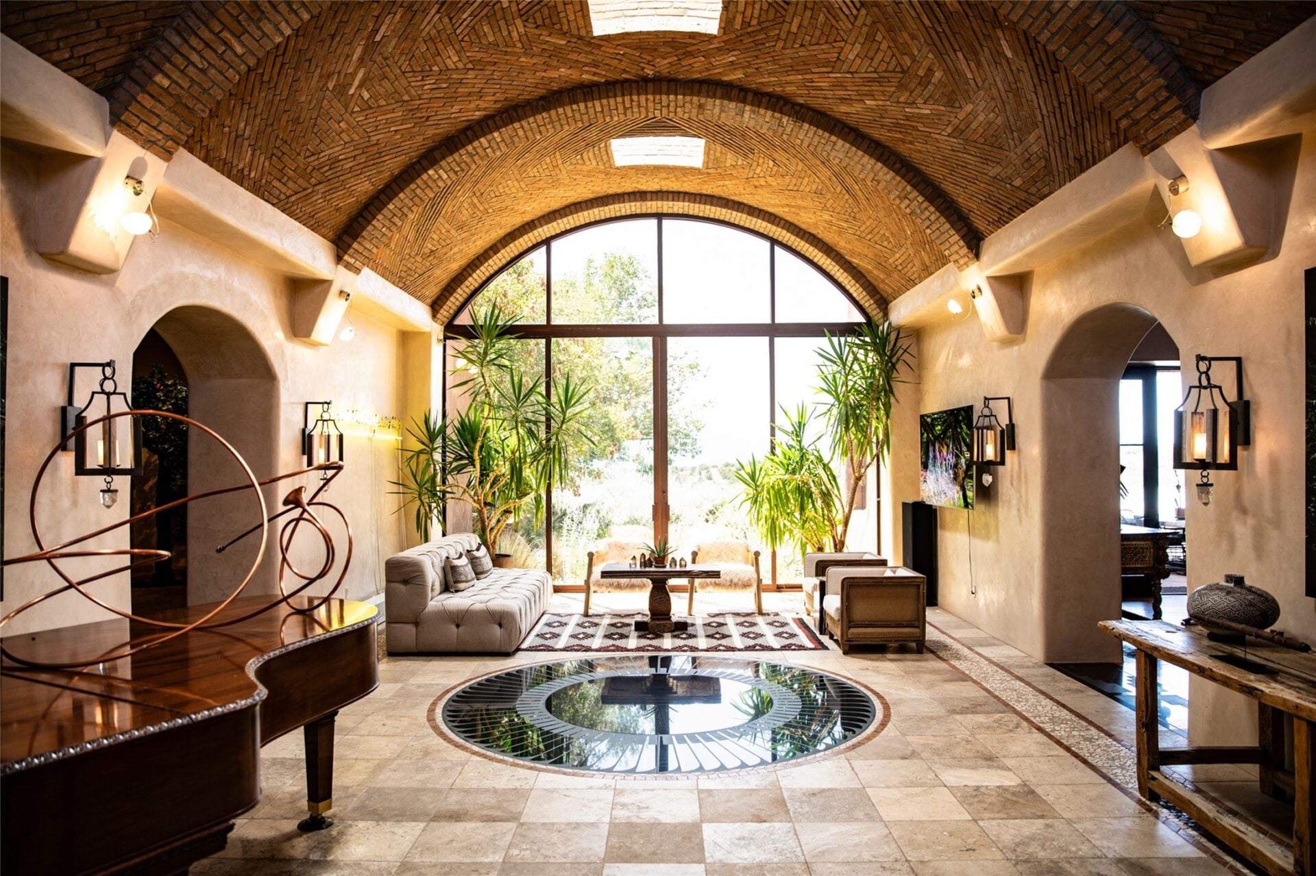 The front room immediately introduces William F. Tull’s Southwestern architecture through a rare bóveda ceiling formed from tightly laid brick and structural arches. 