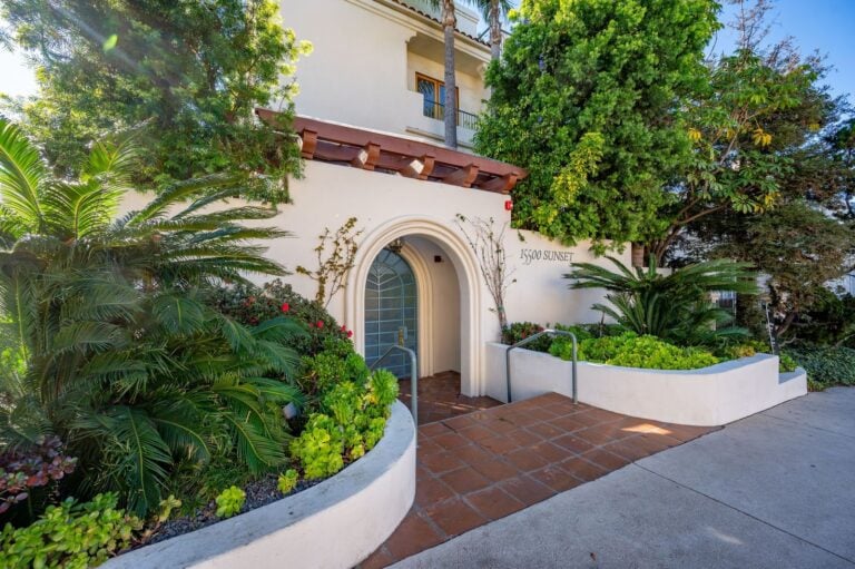 Street view of Sir Anthony Hopkins' Pacific Palisades Guest Residence.