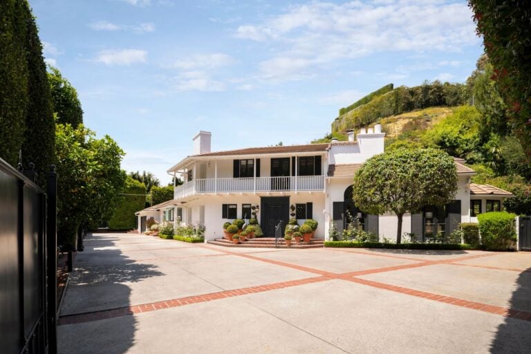 Front entrance to Sutton Stracke's Bel Air home.