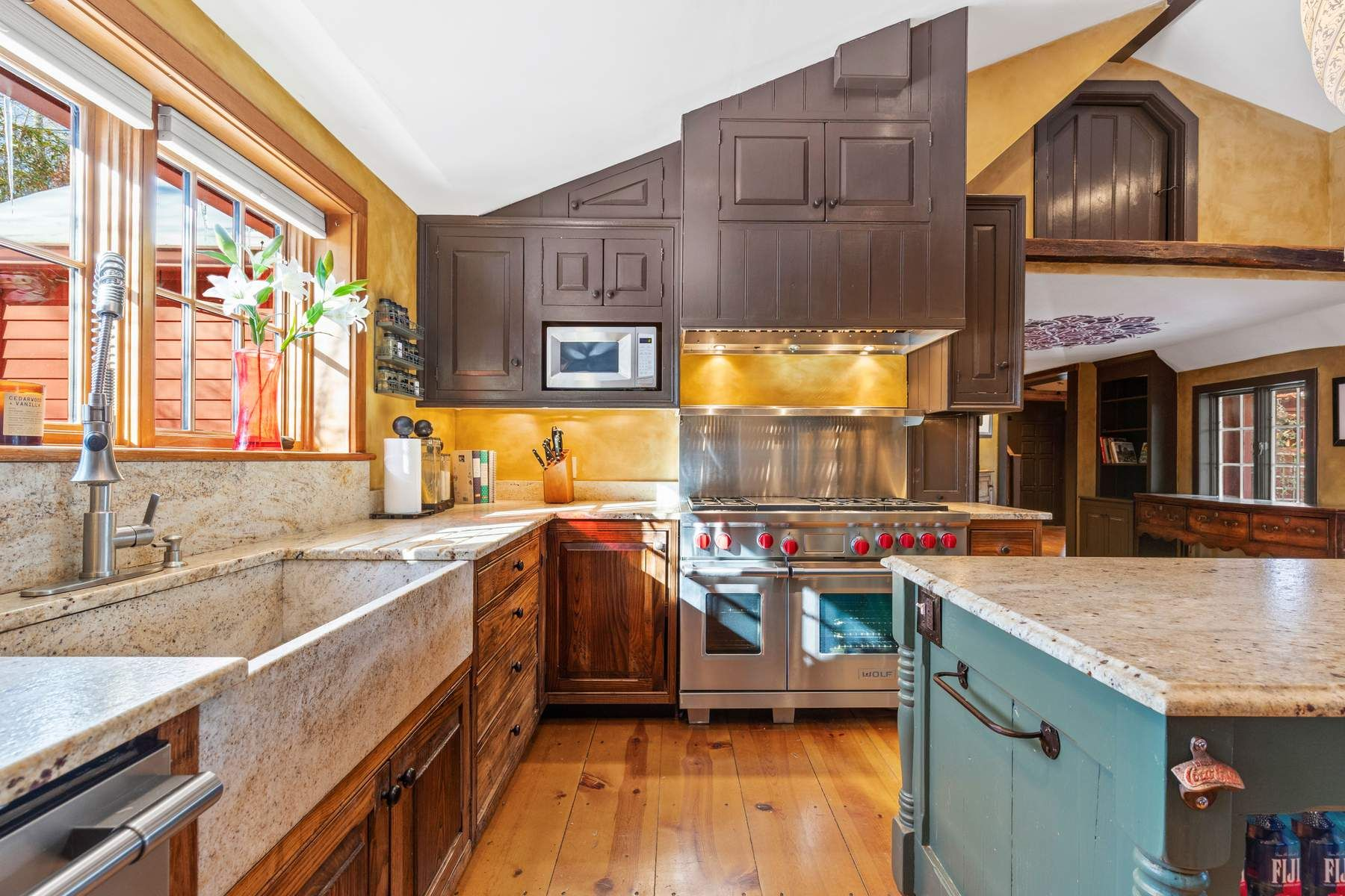 A wall of windows above the sink brings in natural light.