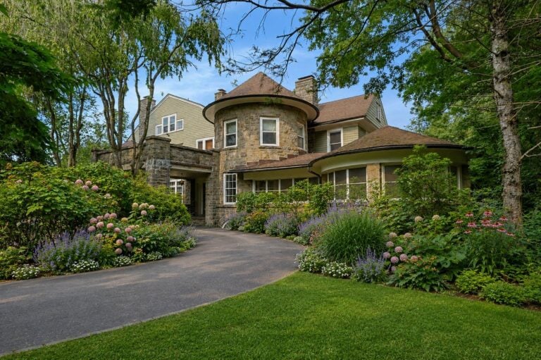 Side view of the Dolly Sisters' New York Summer Home.