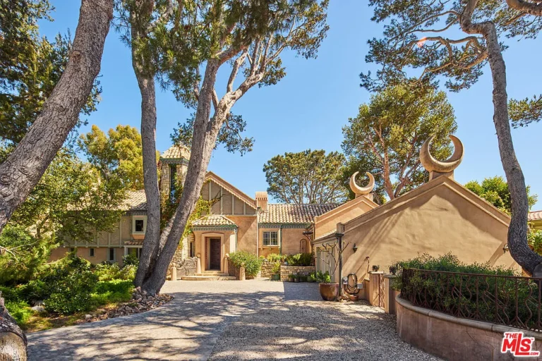 Front entrance to Gail Zappa's former Malibu home.