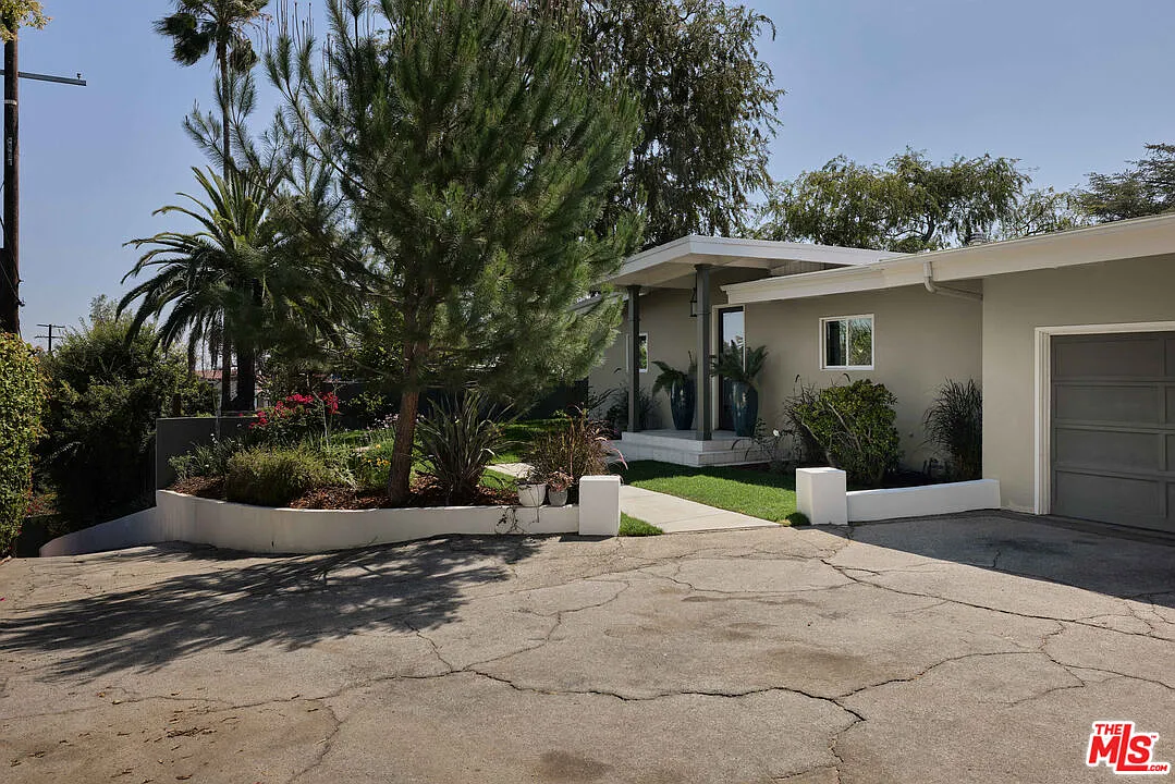 Front exterior of Scott Shriner's LA home.
