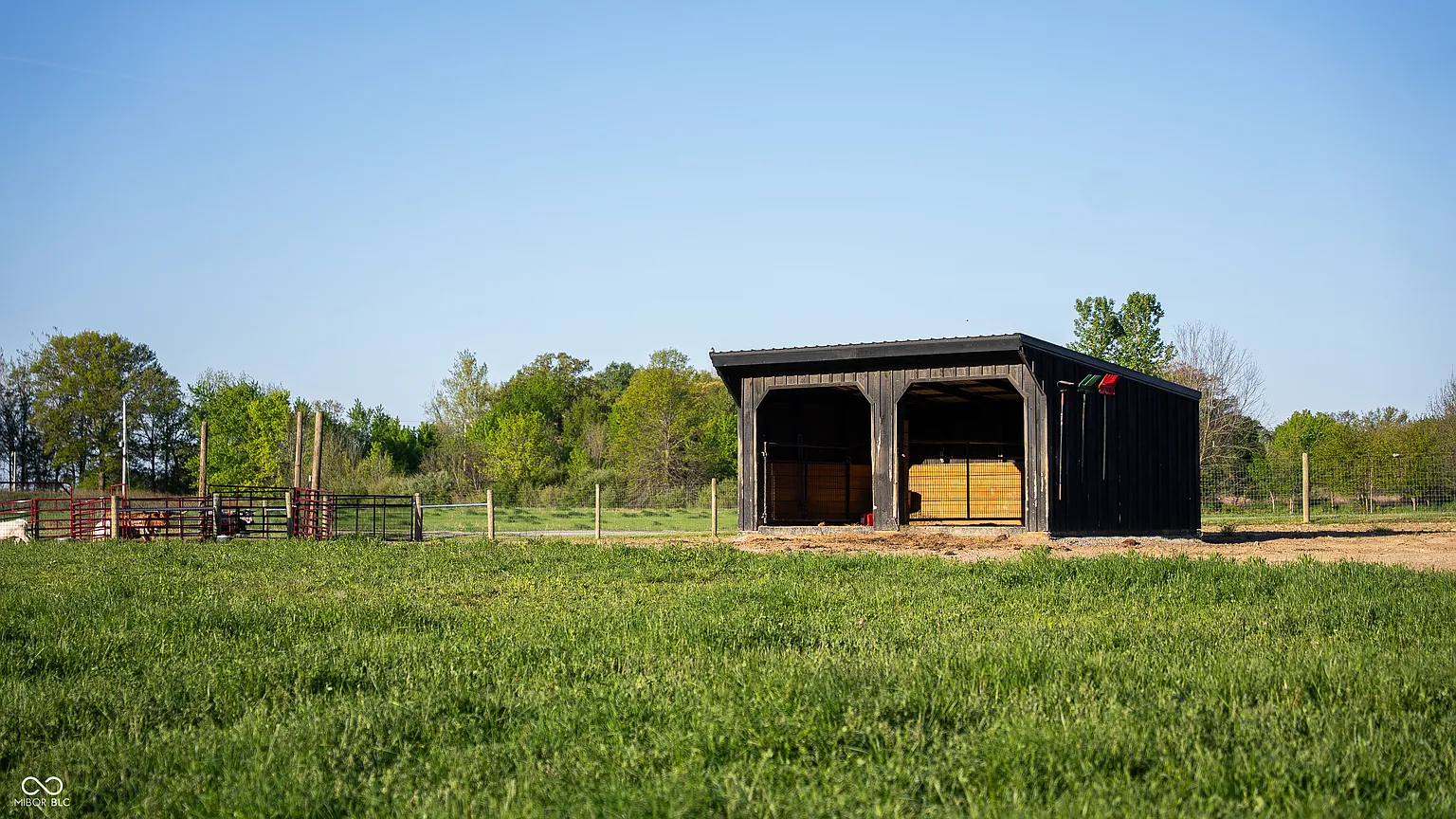 Livestock loafing sheds and a round pen.