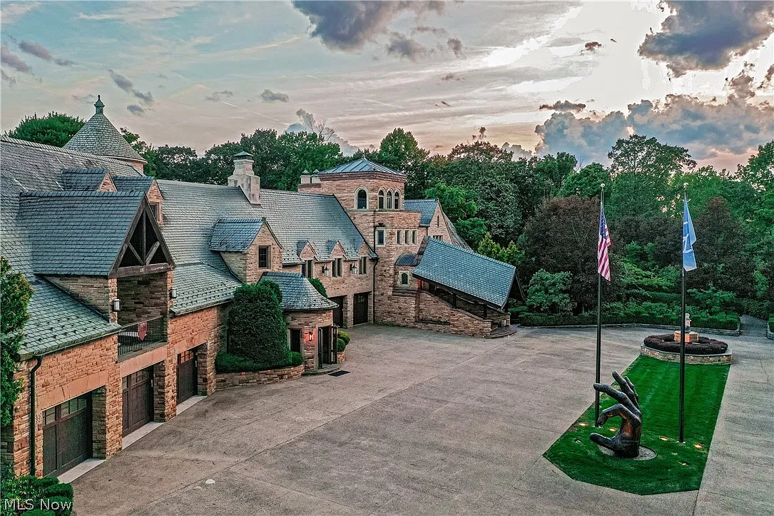 Front entrance to former JoAnn CEO's Ohio mansion.