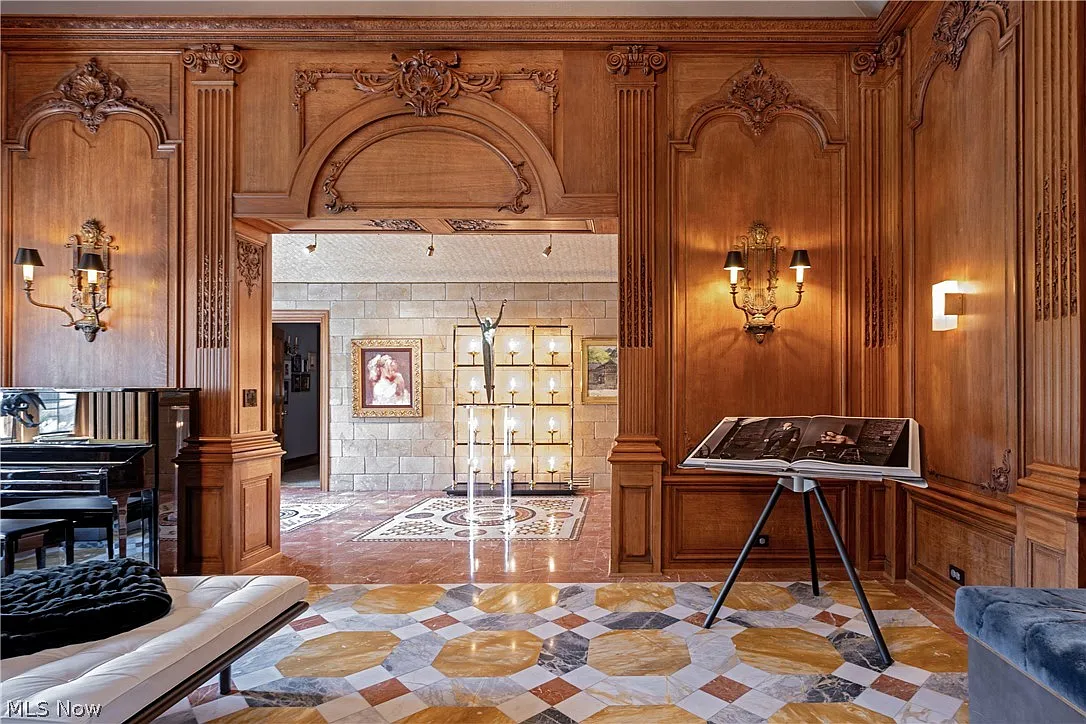 Large openings lead into the surrounding rooms and galleries, allowing the reception hall to function as the main centerpoint of the first floor.