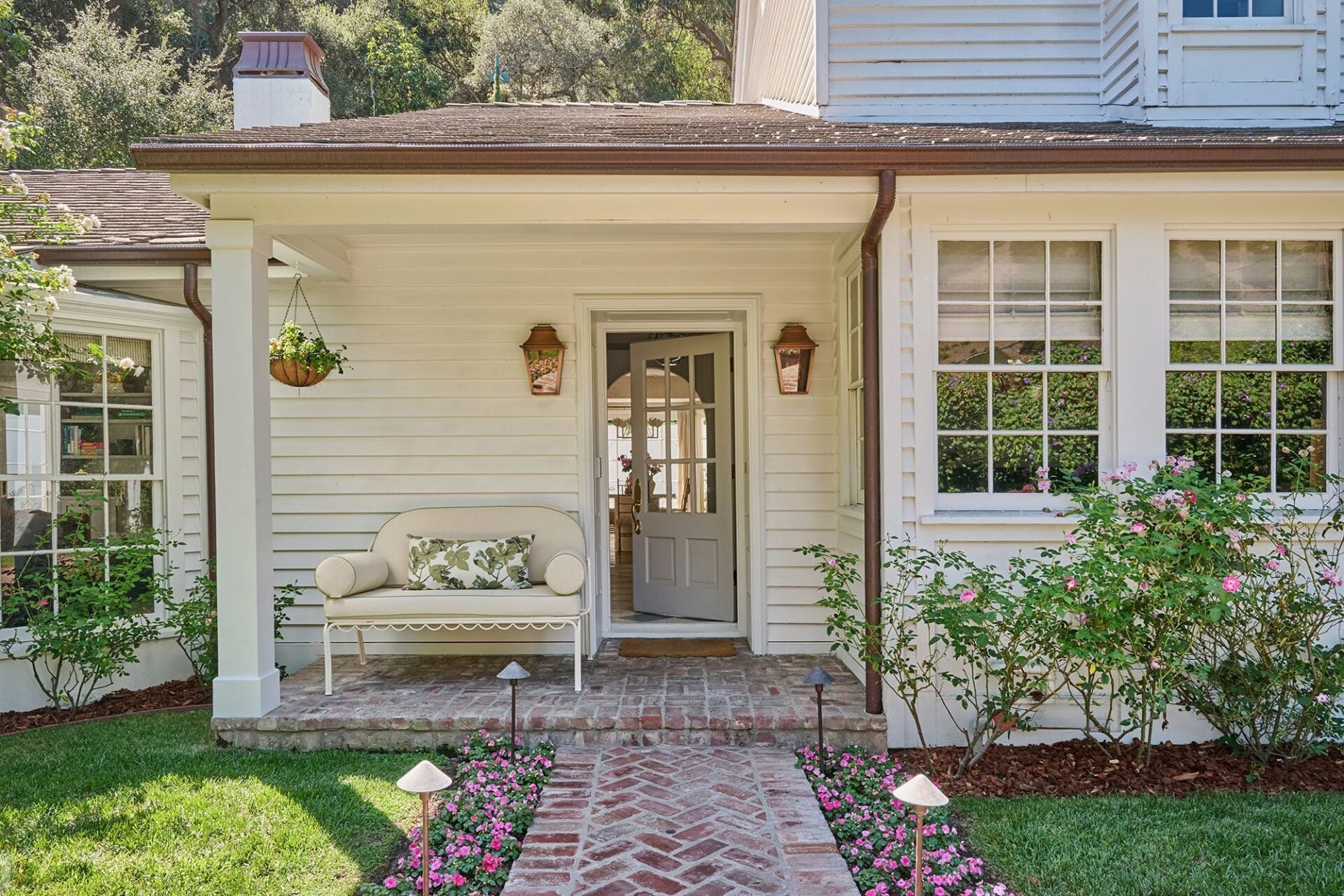 Front entrance to Taylor Swift's former Beverly Hills home.