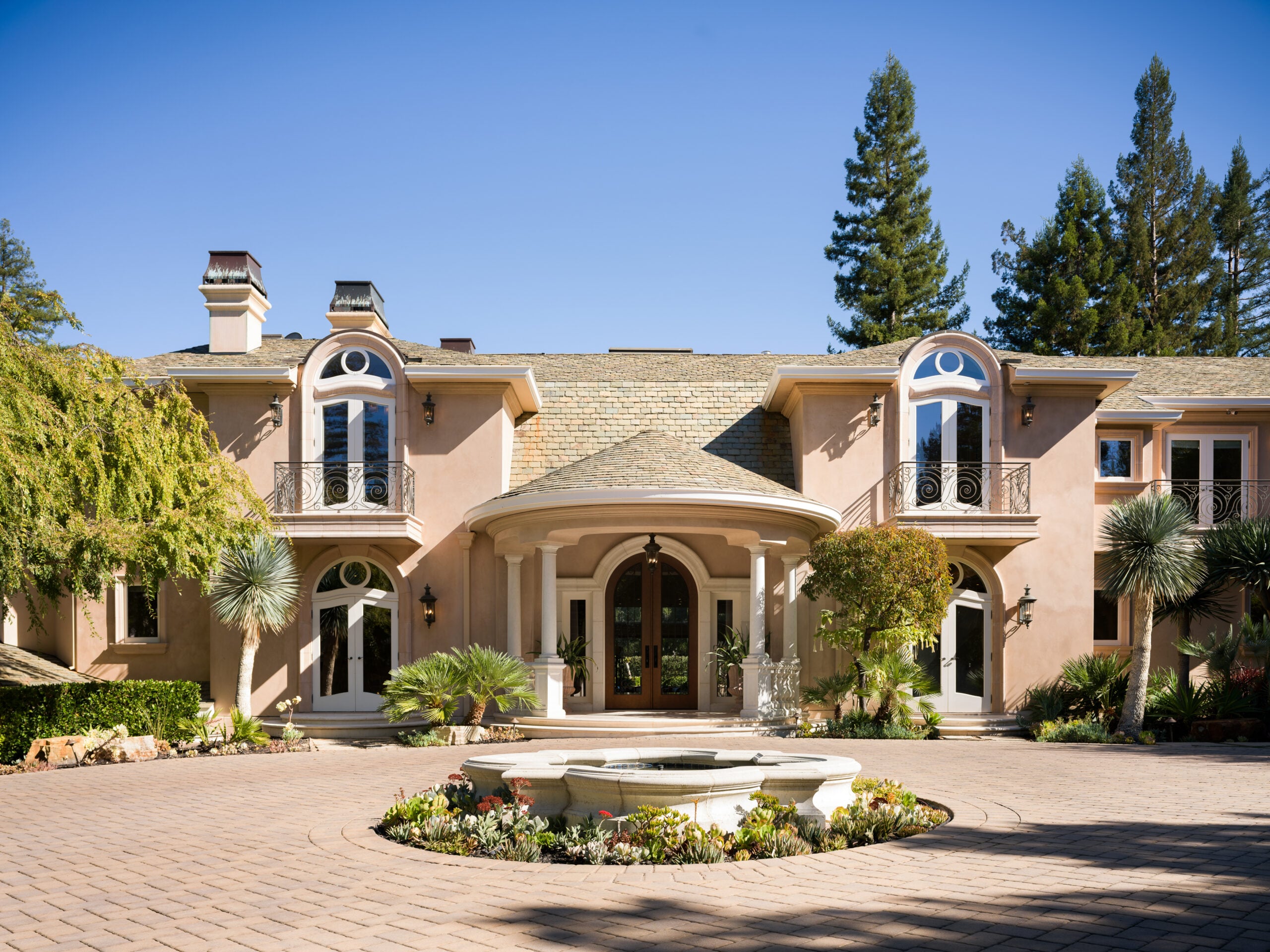 Front exterior of Jerry Rice's former Silicon Valley mansion.