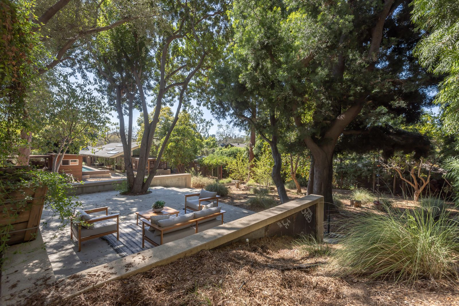 A tucked-away lounge beneath the tree canopy.